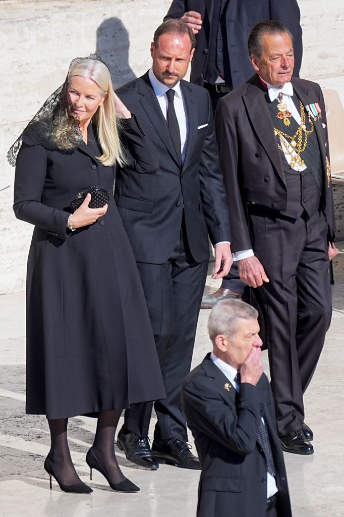 Haakon de Noruega y Mette-Marit de Noruega en el funeral del papa Francisco 