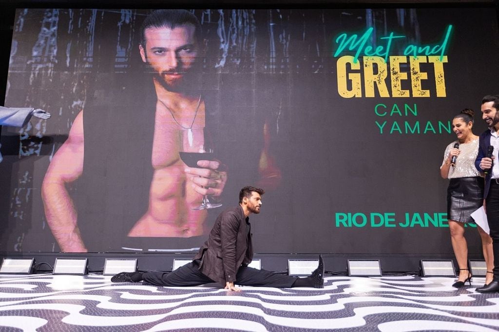Can demostraba su flexibilidad haciendo splits en uno de sus meet and greet
