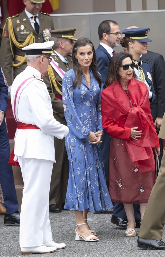 La reina Letizia con vestido azul en el Día de las Fuerzas Armadas 2026 en Vigo.