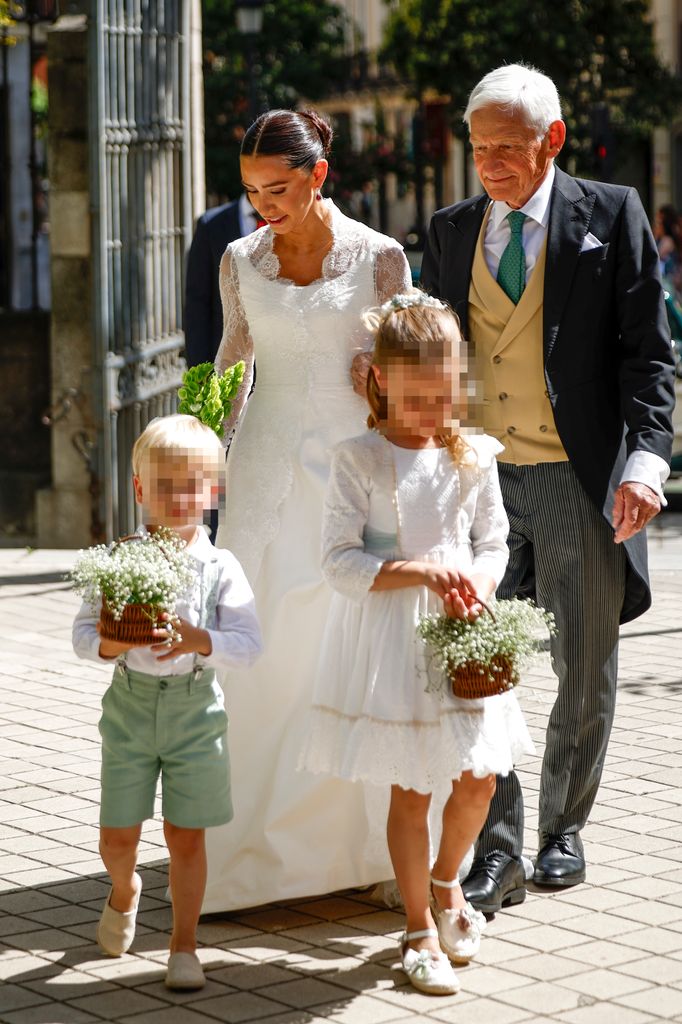 La novia y su padre, junto a los sobrinos de Friedrich