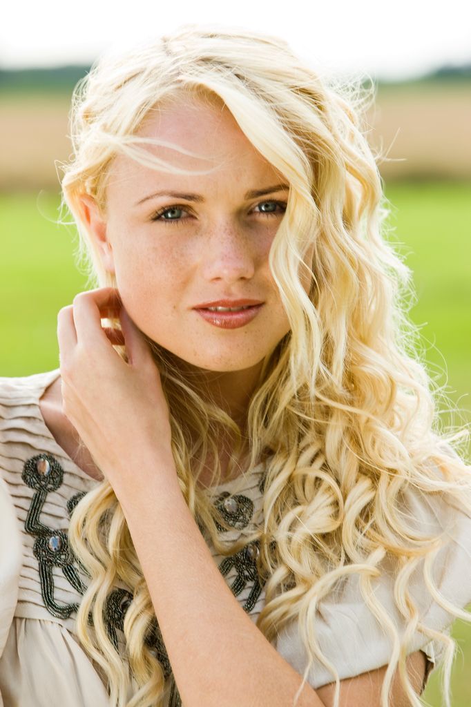 Mujer rubia pensativa