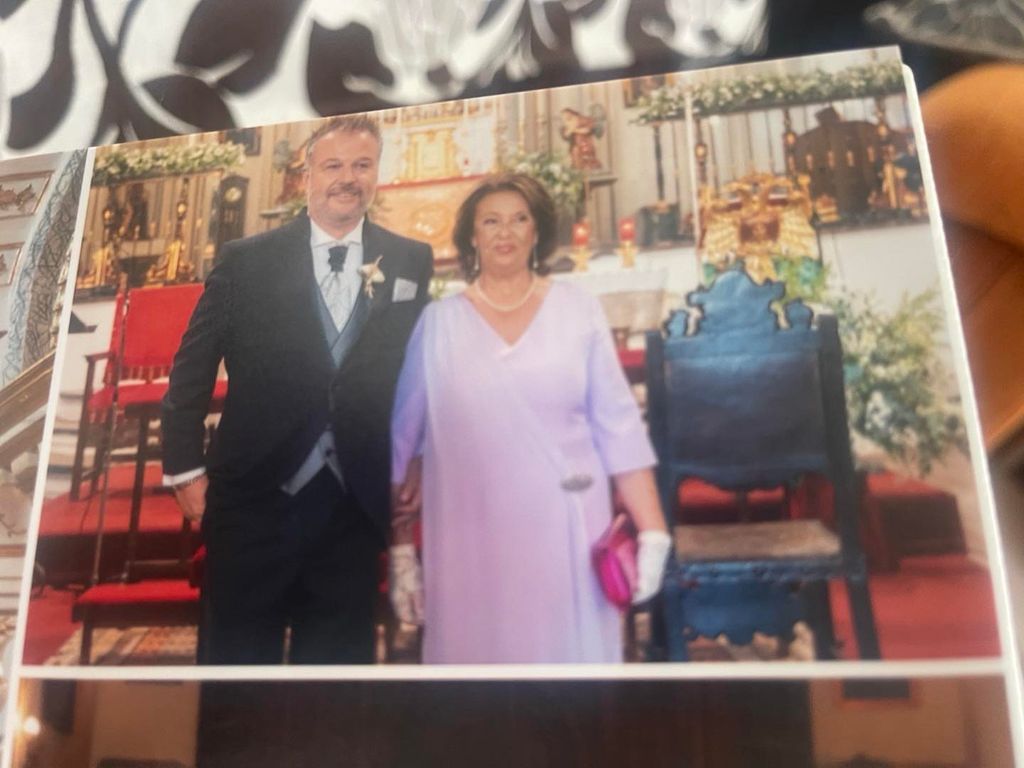 Fotografía de la boda de Iñigo Gónzalez junto a su madre