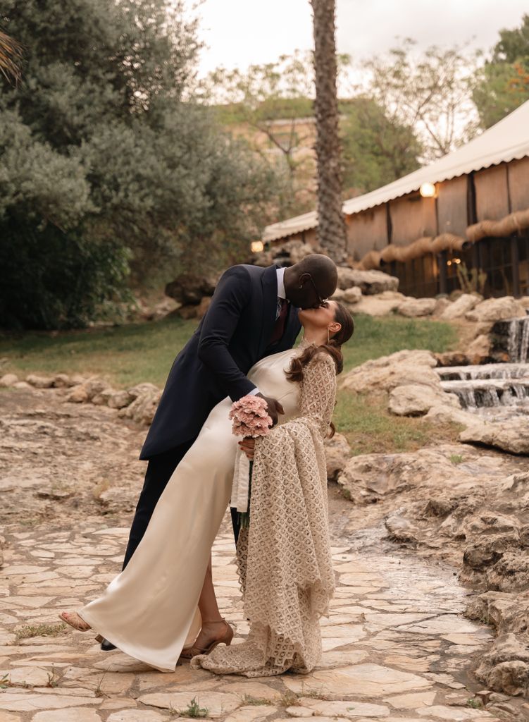Vestido de novia viral de encaje y brillo