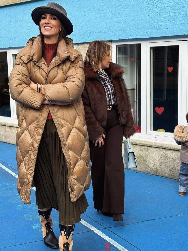 Patricia en el patio del cole con su amiga