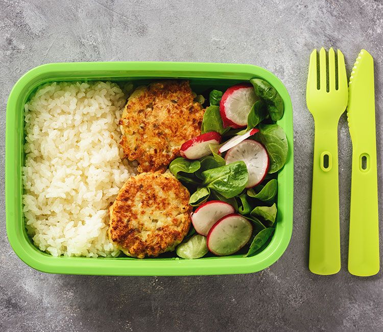 arroz-con-hamburguesitas-de-pollo-y-ensalada