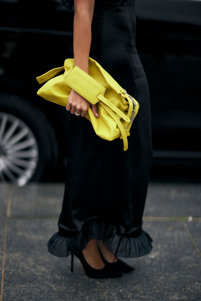 Bolso de mano amarillo