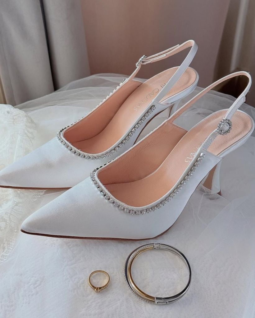 Salones blancos con pedrería para novias de Patri Cadenas