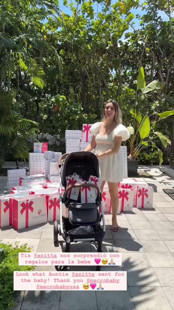 Entre los regalos iba un cochecito para la bebé 