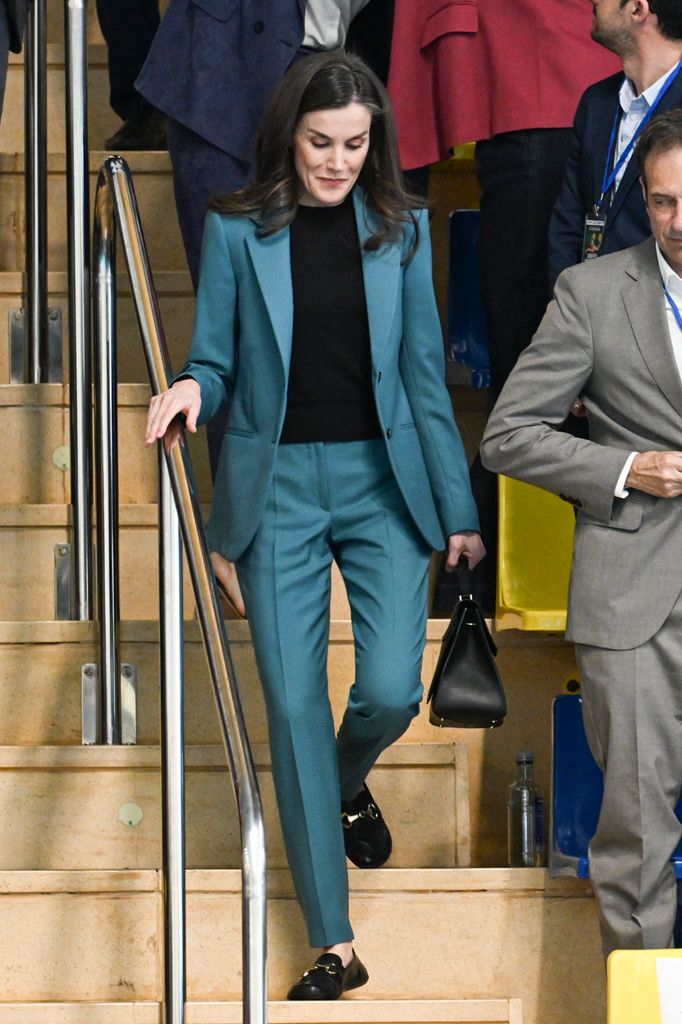 La reina Letizia con mocasines 'barefoot' de Be Lenka, en Mallorca, 2025.