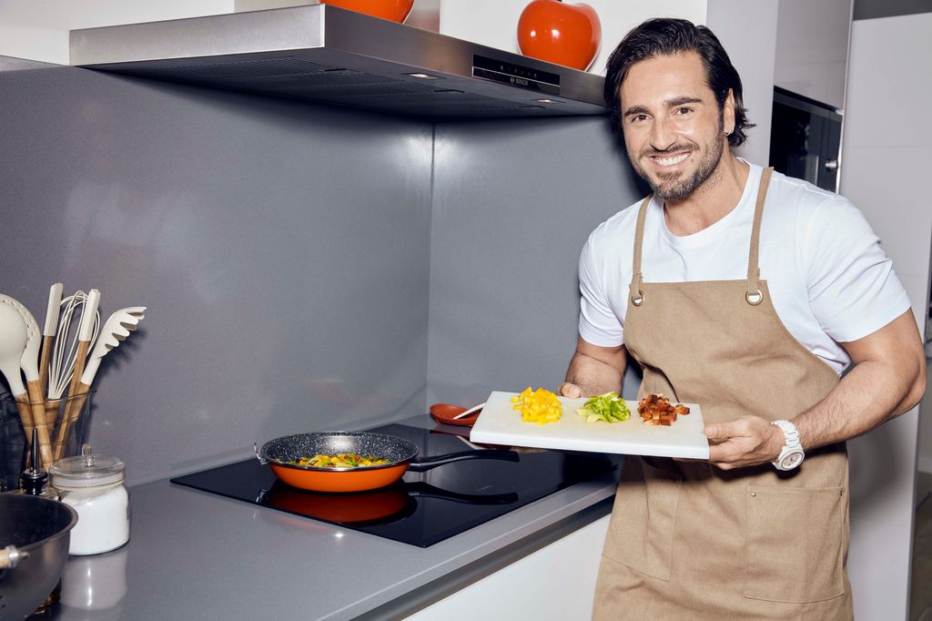 David Bustamante, en su cocina posa risueño con delantal