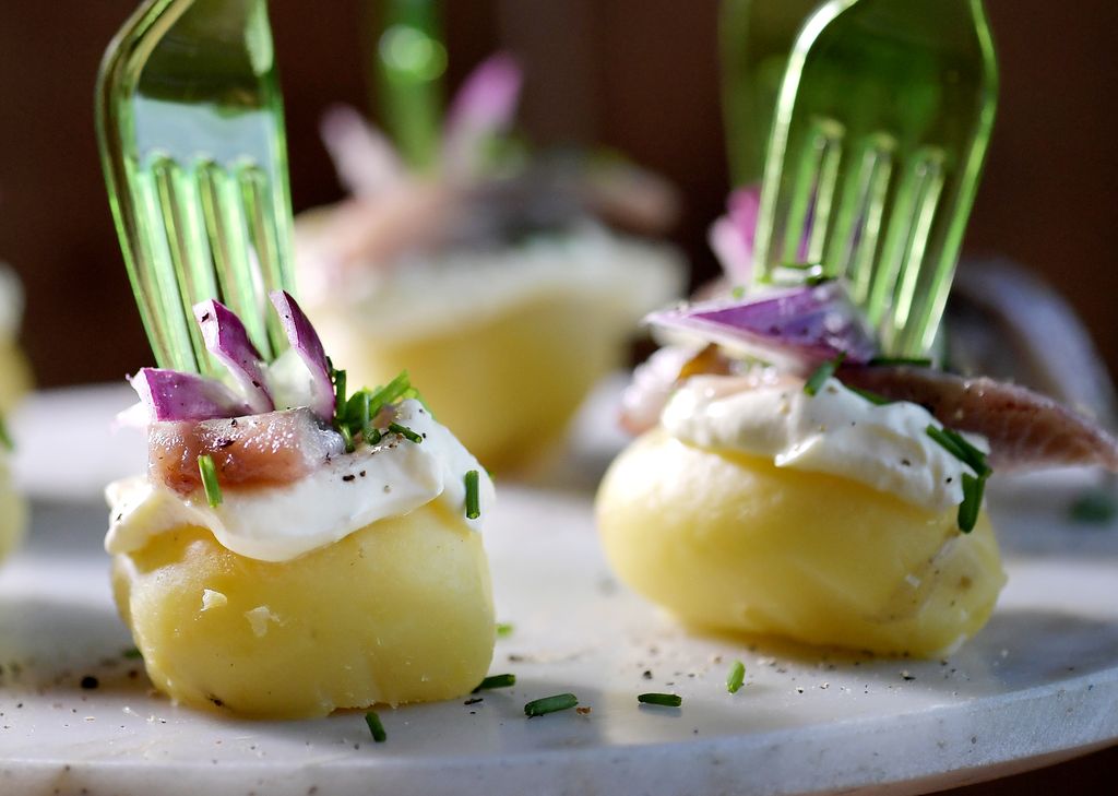Canapé de patata con crema y sardina.