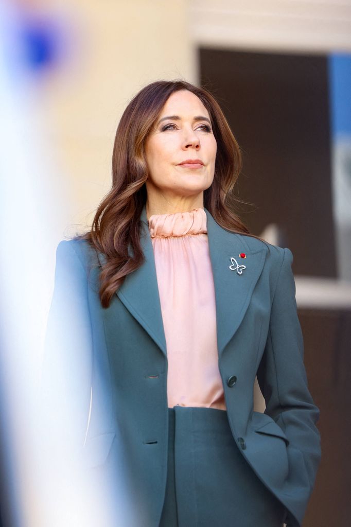 La blusa boho de Mary de Dinamarca más romántica y perfecta para llevar con traje