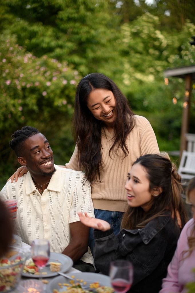 amigos riendo juntos