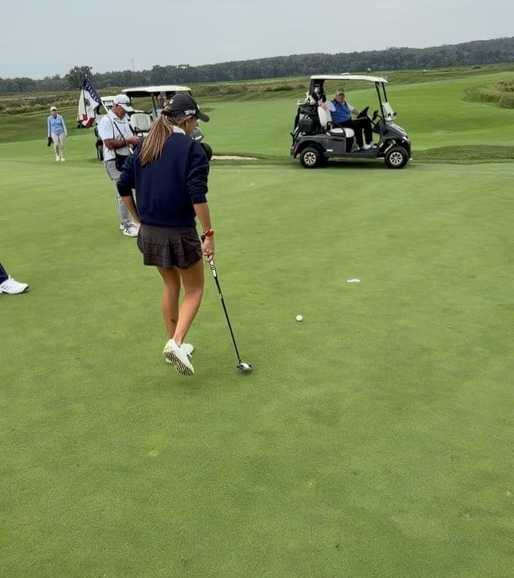 Kai Trump jugando al golf