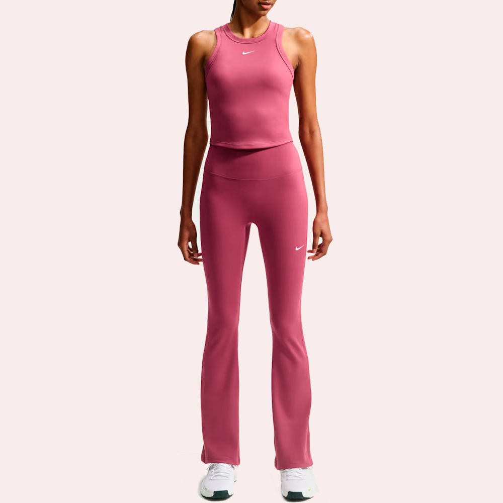 Conjunto de leggings y camiseta de Nike en color rosa
