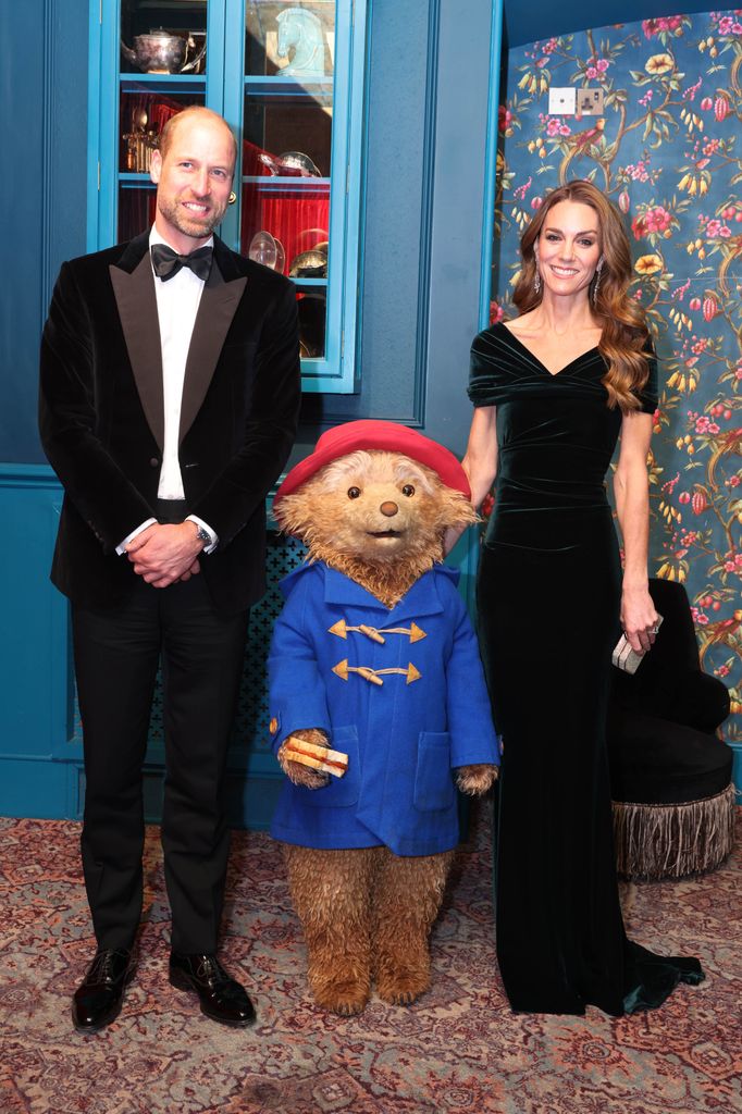 "LONDRES, INGLATERRA - 19 DE NOVIEMBRE: Catalina, princesa de Gales, y el príncipe William, príncipe de Gales, se reúnen con varios artistas y representantes, incluido el oso Paddington, en la Royal Variety Performance en el Royal Albert Hall el 19 de noviembre de 2025 en Londres, Inglaterra. (Foto de Jonathan Buckmaster-WPA Pool/Getty Images)"