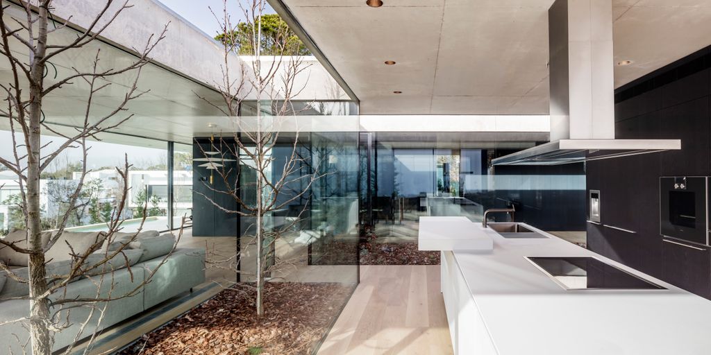 Vivienda que integra patios que conectan los espacios interiores con la naturaleza