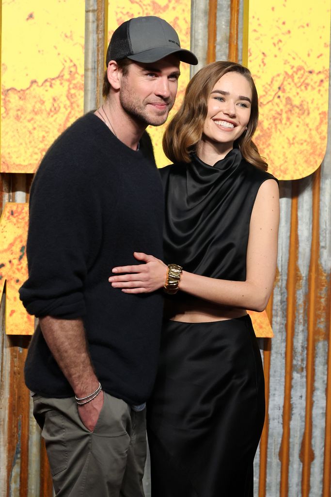 Liam Hemsworth y Gabriella Brooks en el estreno de "Furiosa: A Mad Max Saga" en Londres el 17 de mayo de 2024