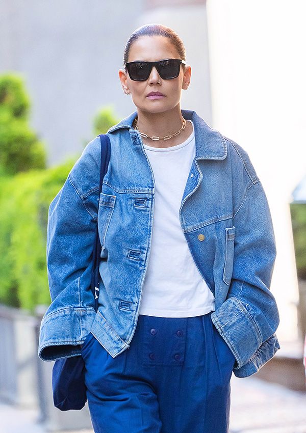 Katie Holmes paseando por Nueva York con look doble 'denim'