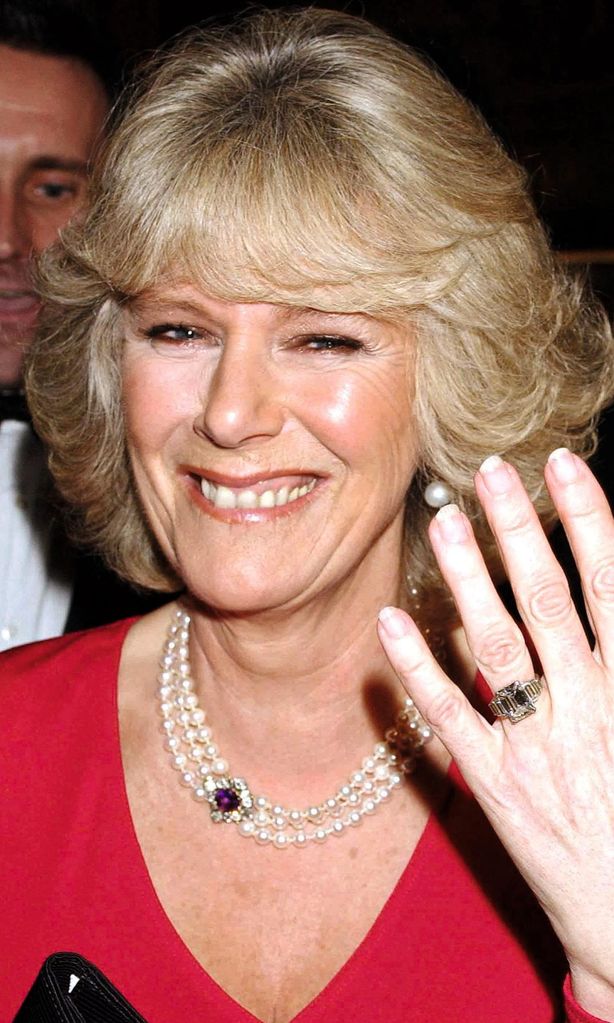 Hola 4109 Camilla, duquesa de Cornwall con su anillo de compromiso