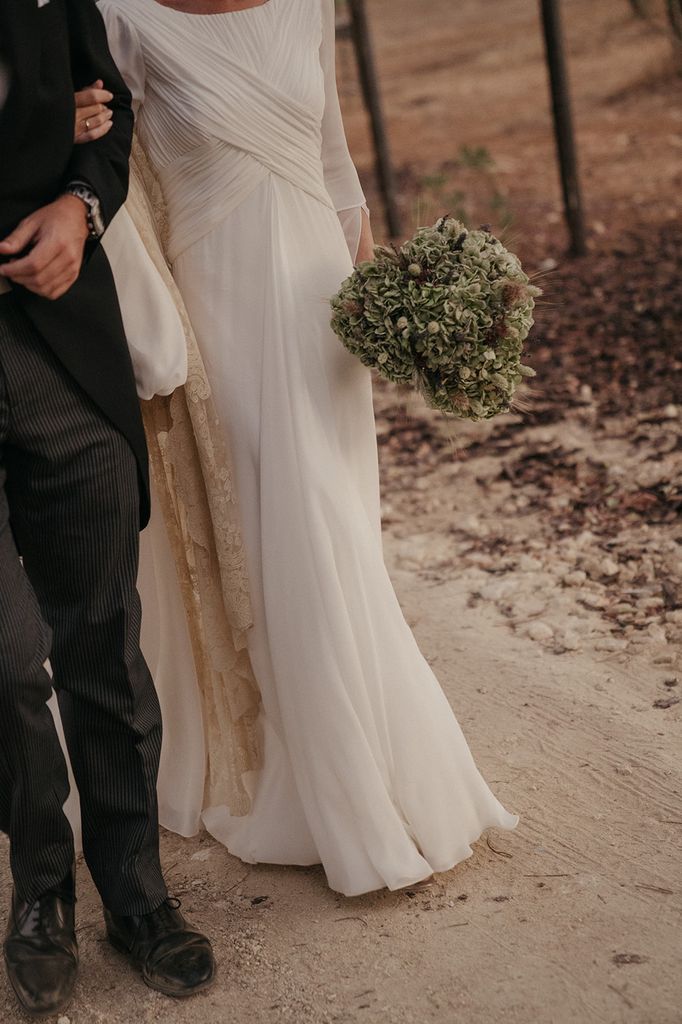 Victoria con un vestido drapeado, mangas de georgette y mantilla antigua de Fátima González
