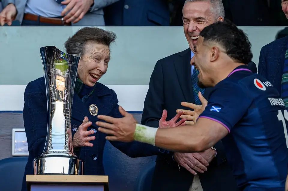 La princesa Ana y Sione Tuipulotu luego se burlaron de su momento viral