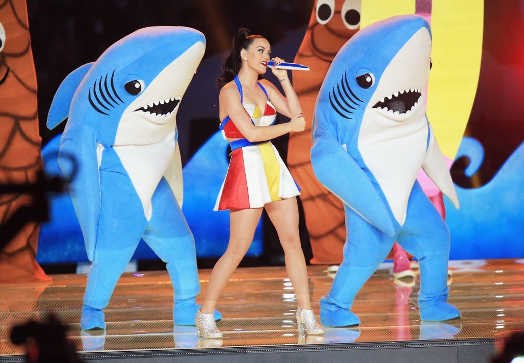 Katy Perry en el medio tiempo del Super Bowl de 2015, en Glendale, Arizona.  