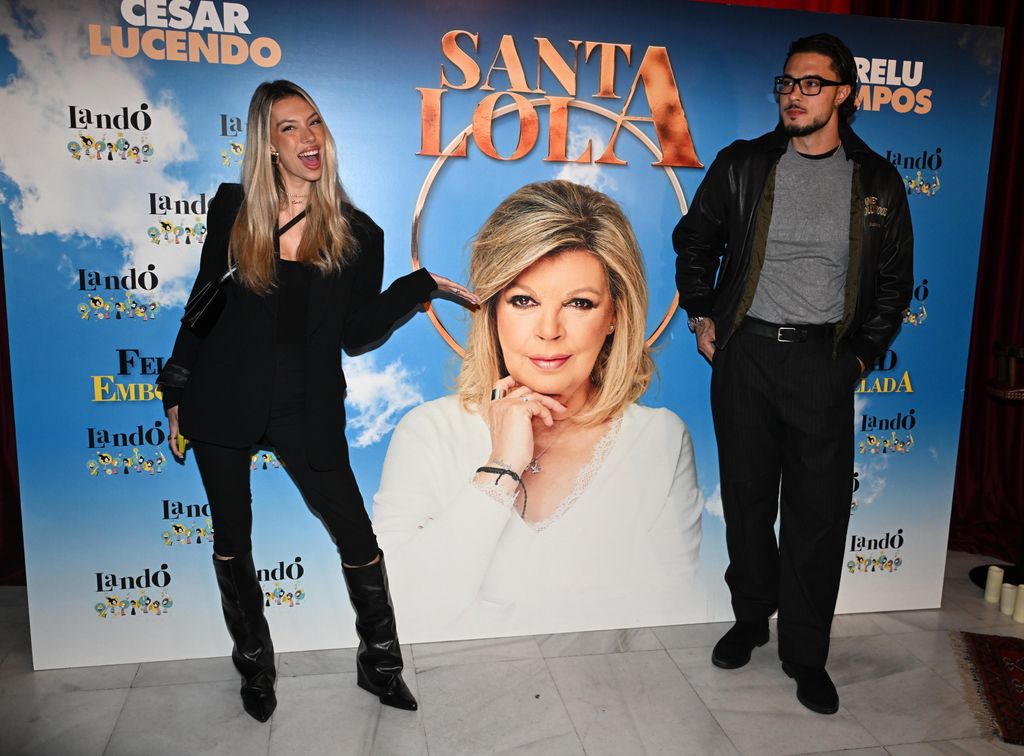 Alejandra Rubio y Carlo Costanzia apoyando a Terelu