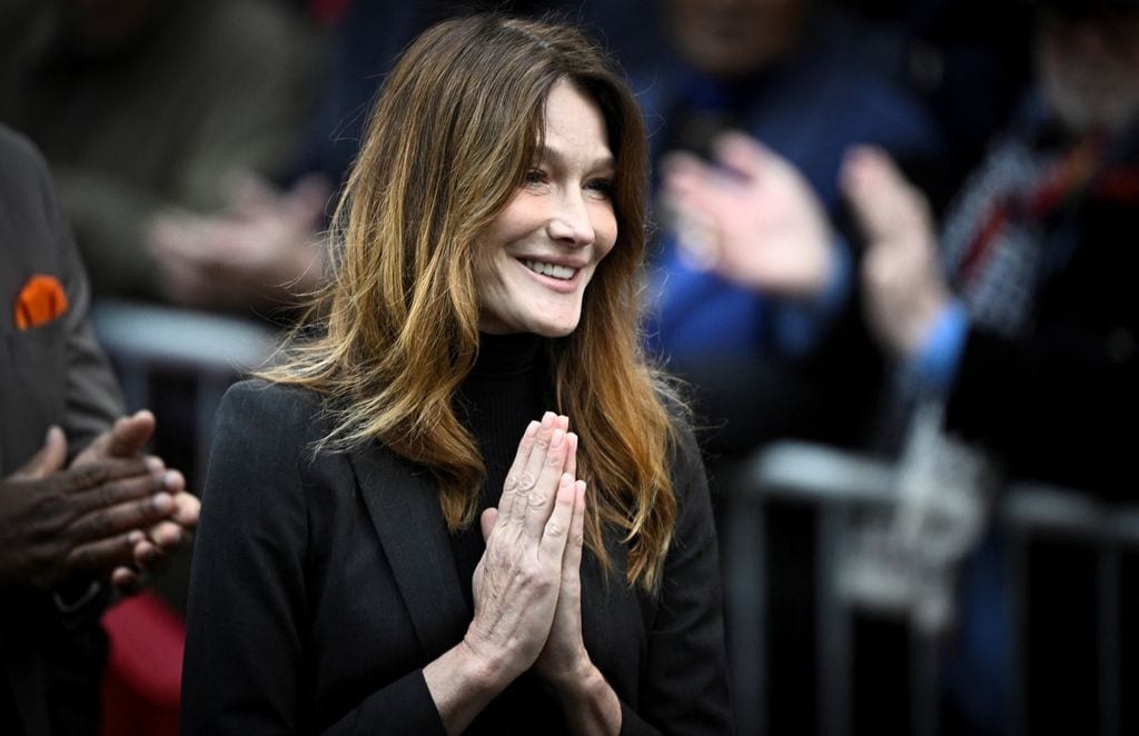 Carla Bruni agradeciendo las muestras de cariño en las afueras de su hogar, antes de que su esposo, el expresidente francés Nicolas Sarkozy, entrara a prisión.