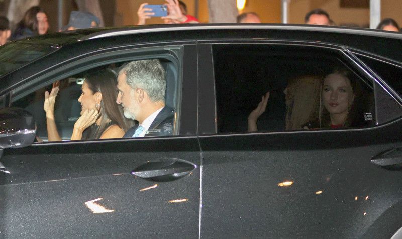 Los Reyes con la princesa Leonor y la infanta Sofía