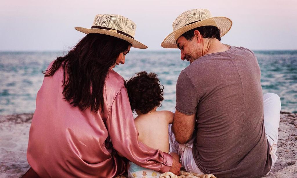 Carlos Calderón y Vanessa Lyon con su hijo León