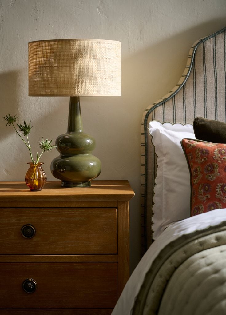 Lámpara de mesa con pie de cerámica y pantalla de rafia