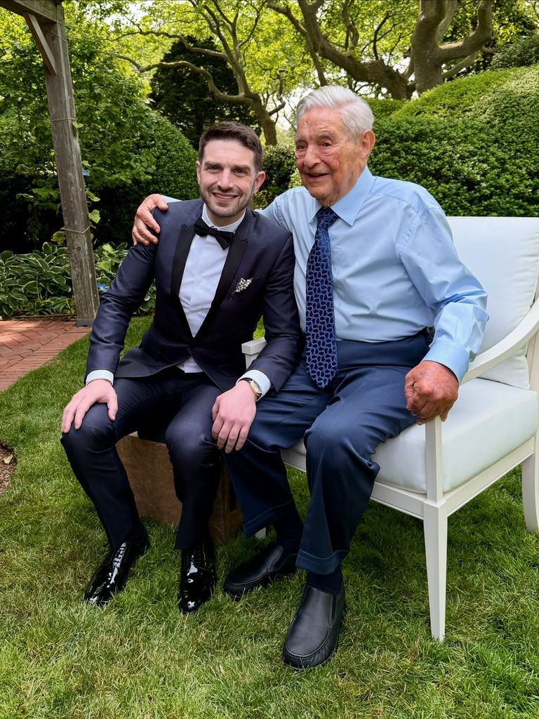 Alex Soros aprovechó una imagen de su boda para felicitar públicamente a su padre, George Soros, en el Día del Padre, con un mensaje cargado de afecto y simbolismo