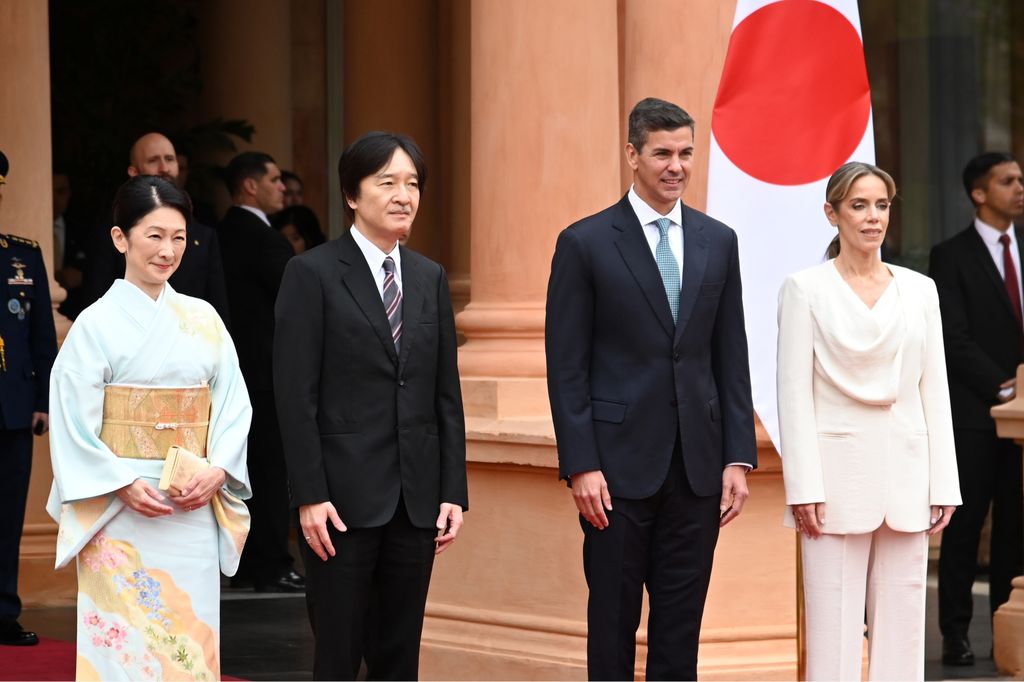 El presidente de Paraguay, Santiago Peña, y la primera dama, Leticia Ocampos, reciben a los príncipes herederos de Japón, Fumihito y Kiko, durante su visita oficial en el Palacio de López.