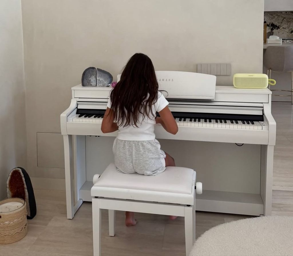 Eva María tocando el piano para su familia