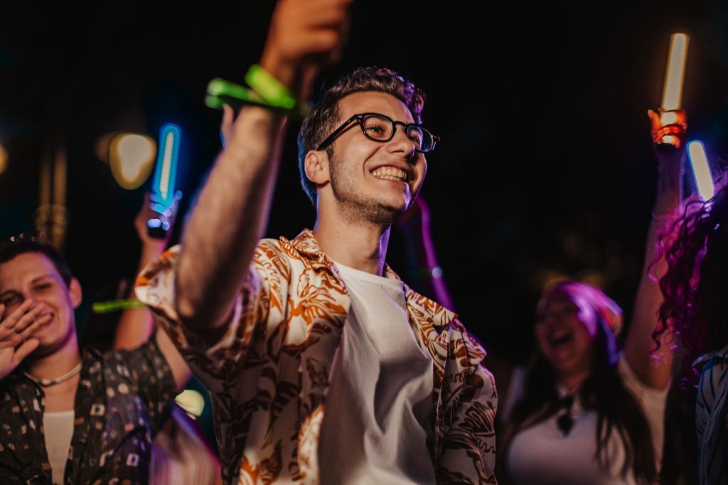 Grupo de jóvenes en discoteca