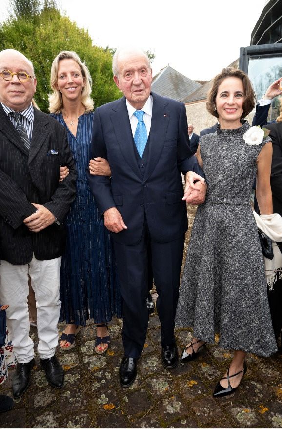 Laurence Debray, con vestido de Carolina Herrera y broche Camelia de Chanel, posa con don Juan Carlos y junto a Marc Lambron y Amélie de Borbón Parma, presidentes del jurado del premio Saint-Simon