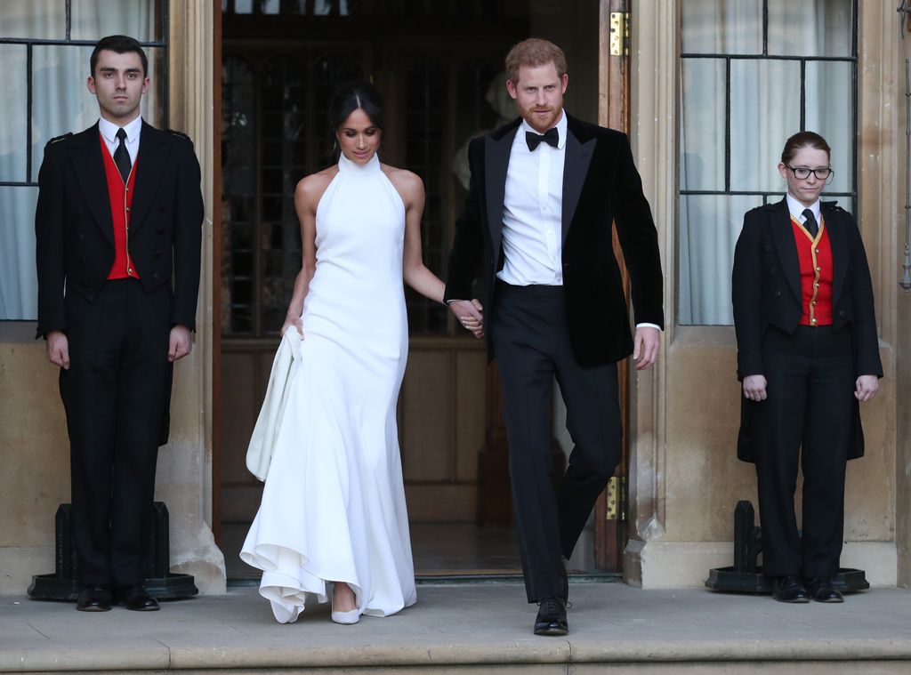 Para la recepción de du boda, Harry cambió el uniforme militar que usó en la ceremonia para ataviarse en un esmoquin, mientras que Meghan se puso un vestido de cuello halter firmado por Stella McCartney.