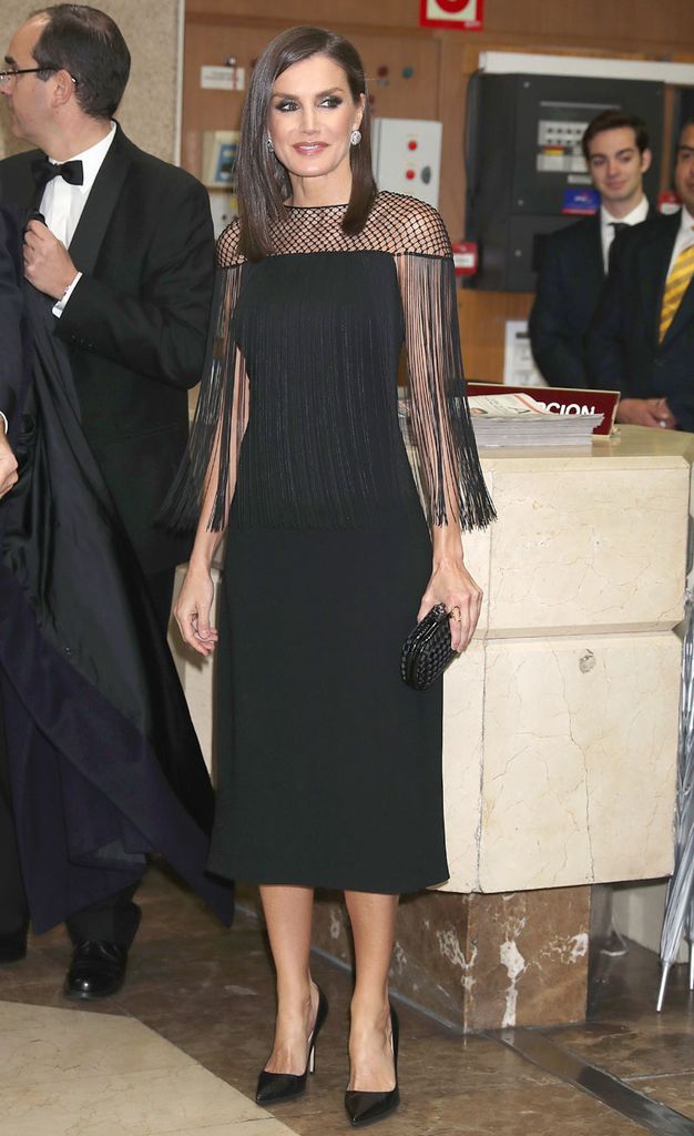 La reina Letizia con vestido negro de rejilla y flecos