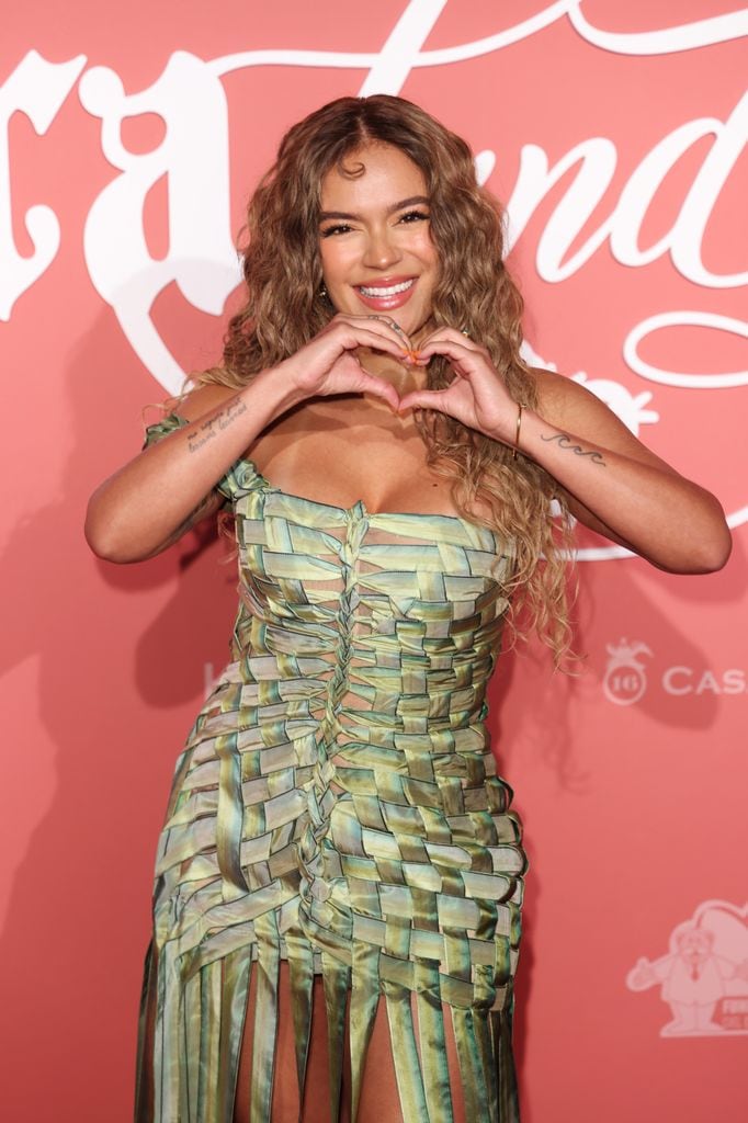 Karol G presume nuevo look en la Gala Benéfica de Con Cora Land 