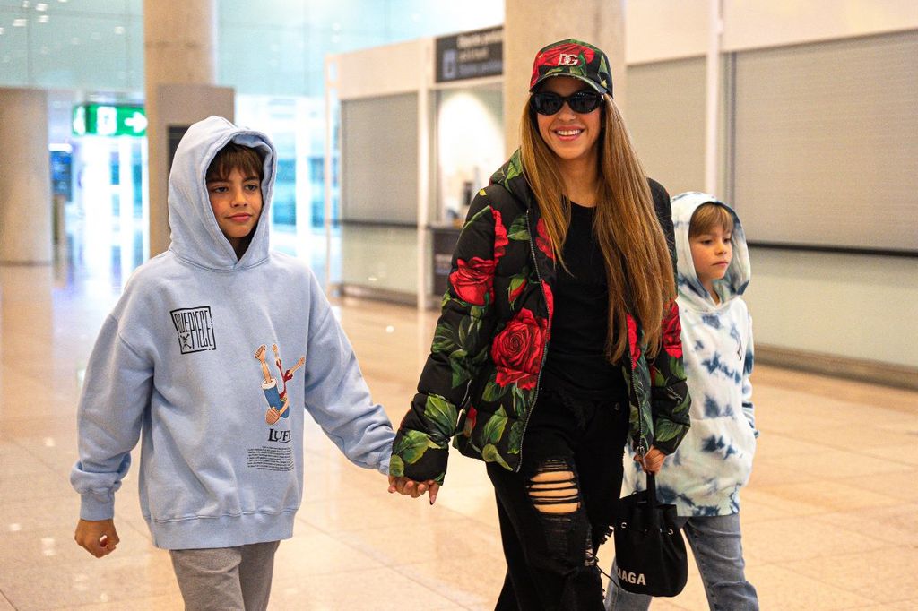 Shakira en el aeropuerto con sus hijos, Milan y Sasha
