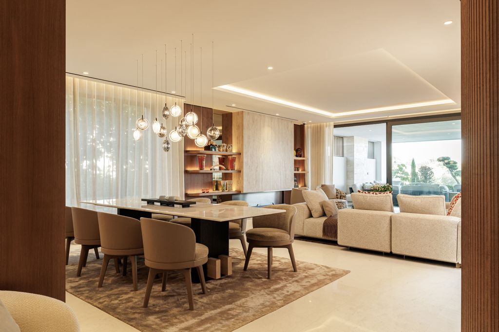 Salón-comedor decorado en tonos cálidos