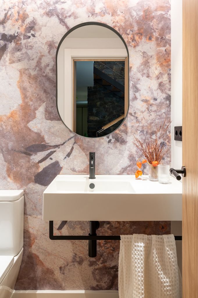 Baño con revestimiento. 