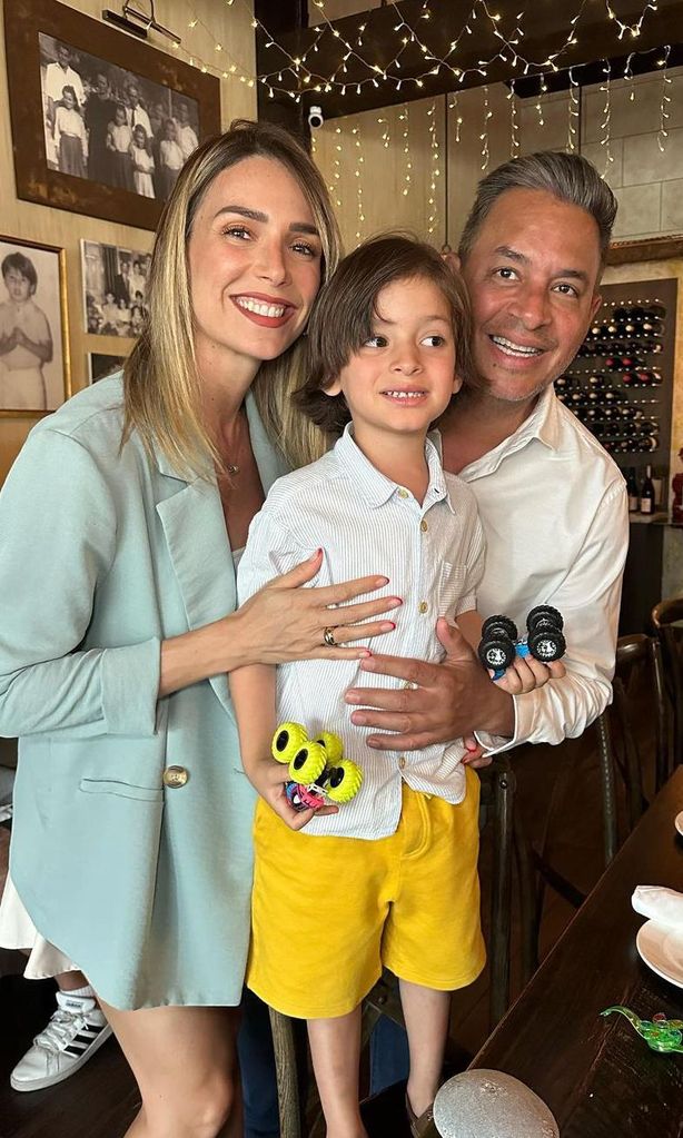 Daniel Sarcos y Alessandra Villegas con su hijo