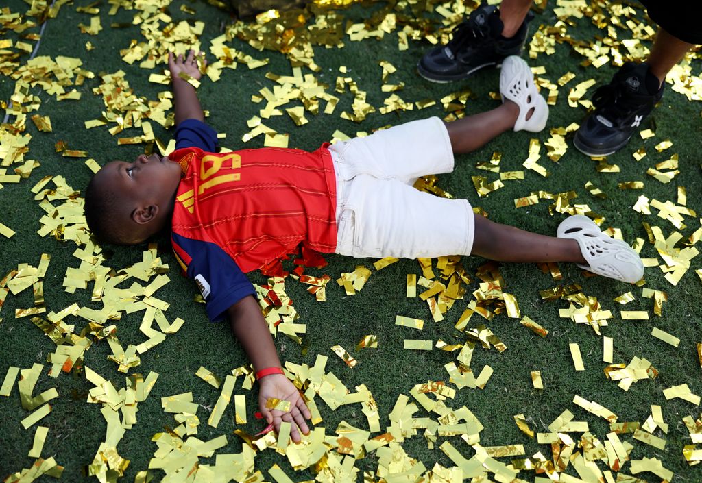 Keyne, de 3 años, celebra la victoria de España en el Mundial 2026