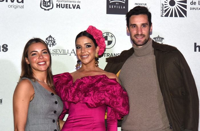Alba Silva junto a su hermana Macarena y su marido, Sergio Rico