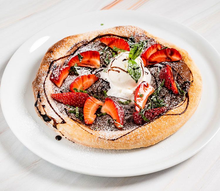 Pizza dulce de fresas y chocolate con helado
