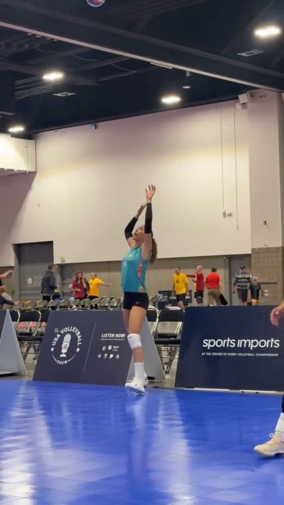 Daniela Ospina volvió a la cancha de voleibol muy emocionada por participar en un torneo 