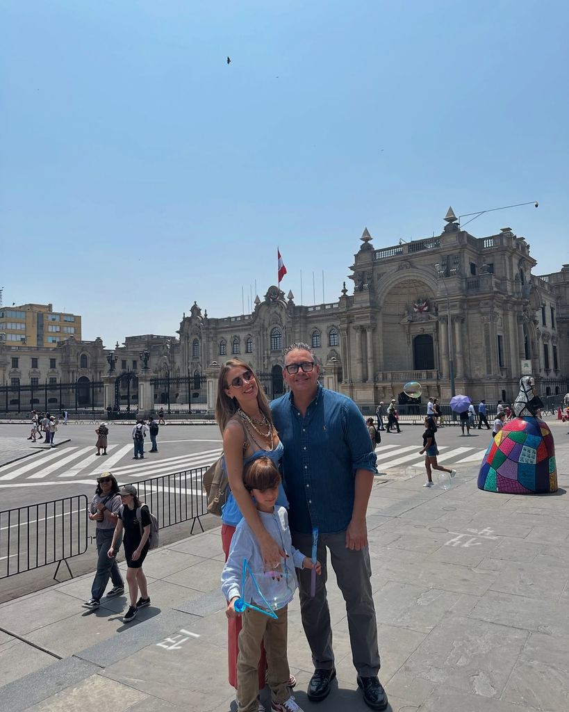 Daniel y Alessandra recorrieron con su hijo Daniel Alejandro la emblemática Plaza de Armas en Lima, Perú.