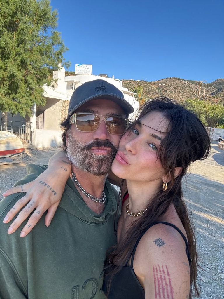 Alejandro Fernández y su novia Karla Laveaga tiene una sólida relación de más de una década.